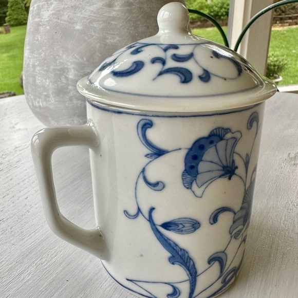 VINTAGE, BLUE & WHITE CHINOISERIE TEA/COFFEE CUP WITH LID. - Picture 5 of 11